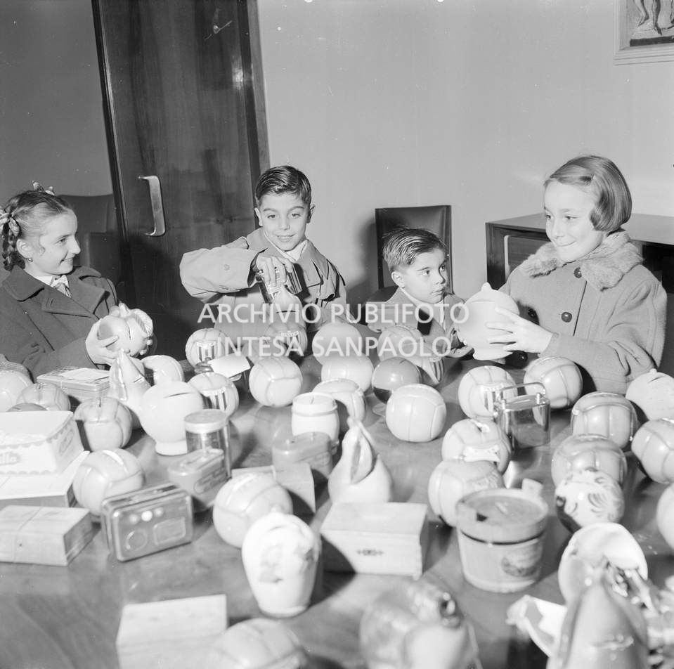 Quattro bambini con doni e salvadanai per gli alluvionati del Polesine