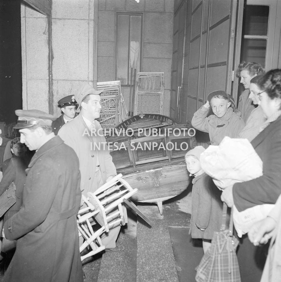 Raccolta aiuti per gli alluvionati del Polesine presso la sede RAI di Milano