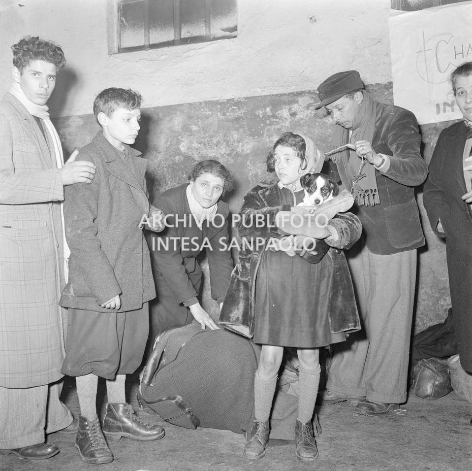 Un gruppo di sfollati arrivati dal Polesine alla Stazione Centrale di Milano