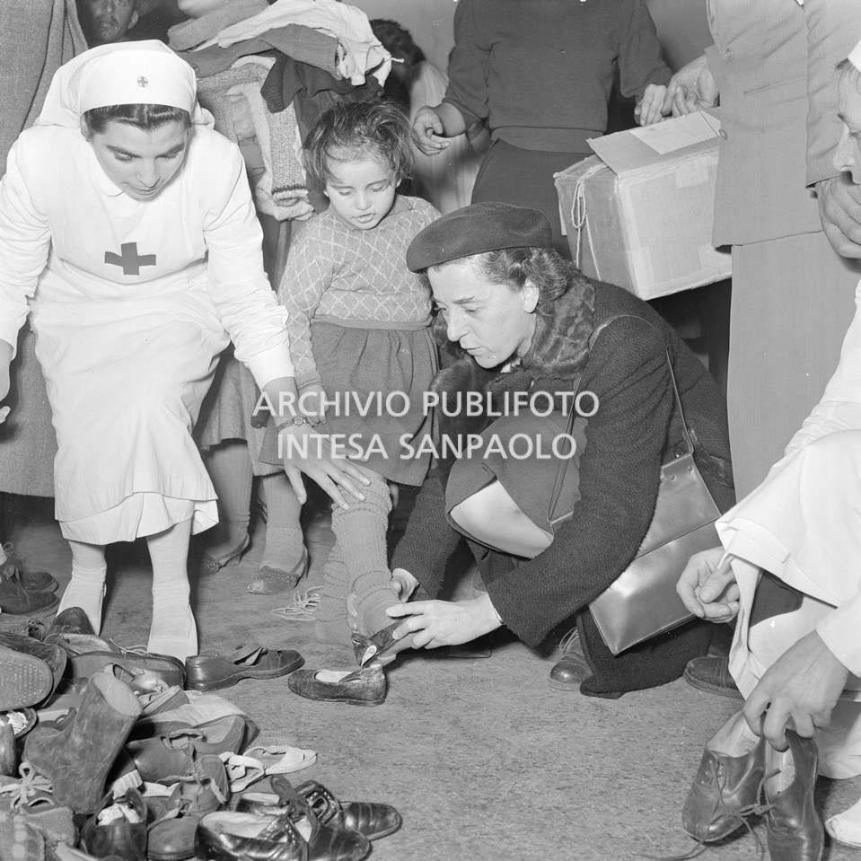 Distribuzione scarpe agli sfollati del Polesine alla Stazione Centrale di Milano