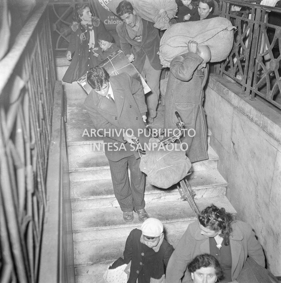 Arrivo sfollati del Polesine alla Stazione Centrale di Milano