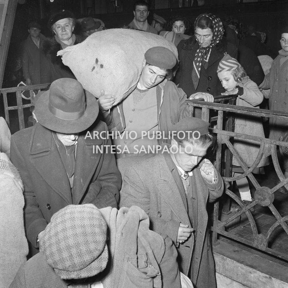 Arrivo sfollati del Polesine alla Stazione Centrale di Milano
