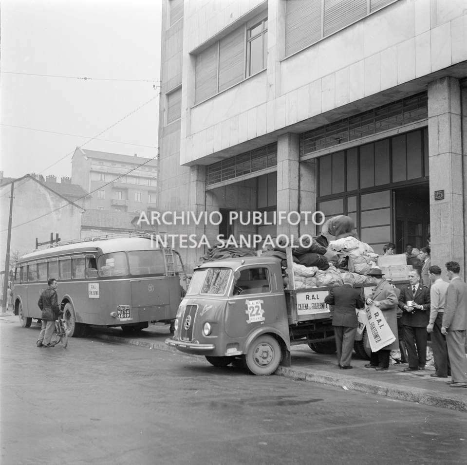 Mezzi della Catena della fraternità, trasmissione radiofonica della RAI con la quale si promosse l'appello alla solidarietà agli alluvionati del Polesine, presso la sede RAI di Milano, carichi di aiuti<br>113341