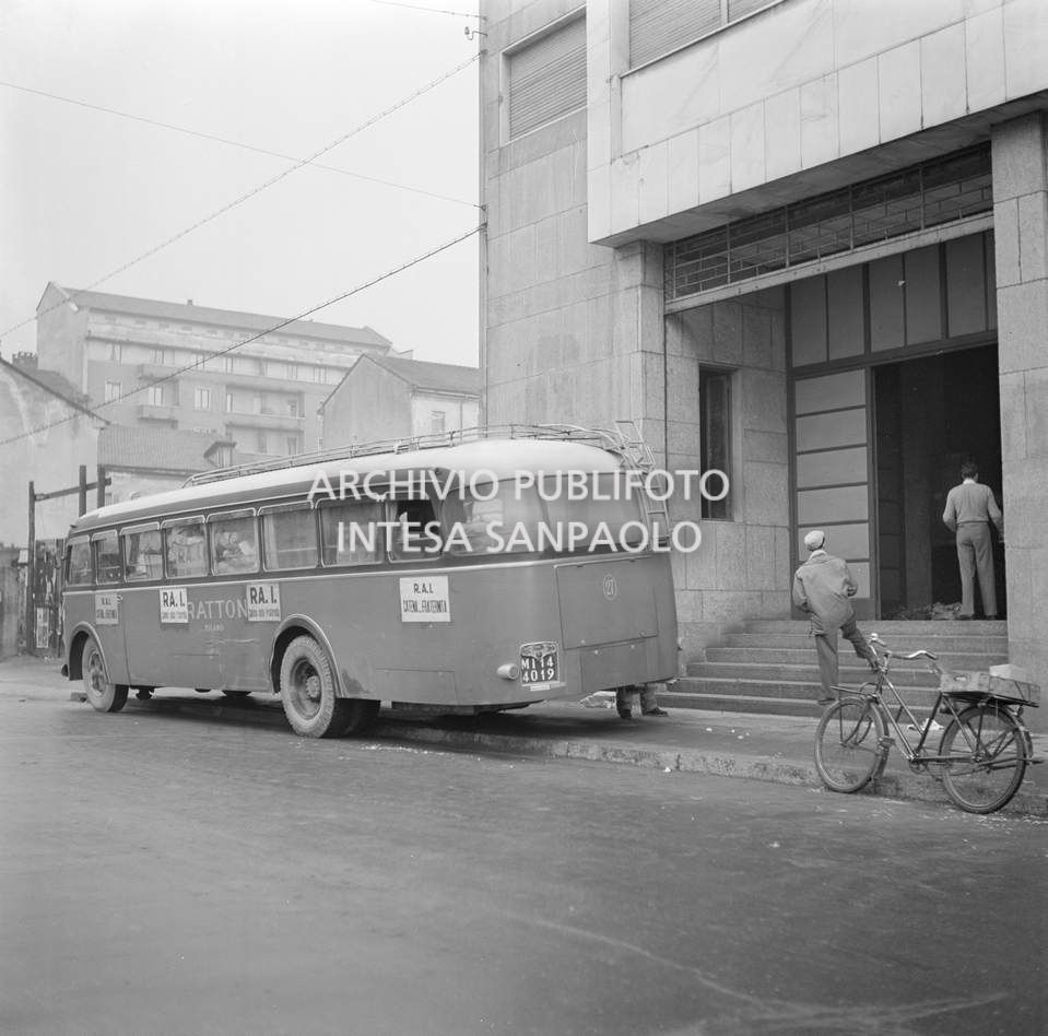 Pullman della Catena della Fraternità, trasmissione radiofonica della RAI con la quale si promosse l'appello alla solidarietà agli alluvionati del Polesine, presso la sede RAI di Milano, carico di aiuti<br>113350