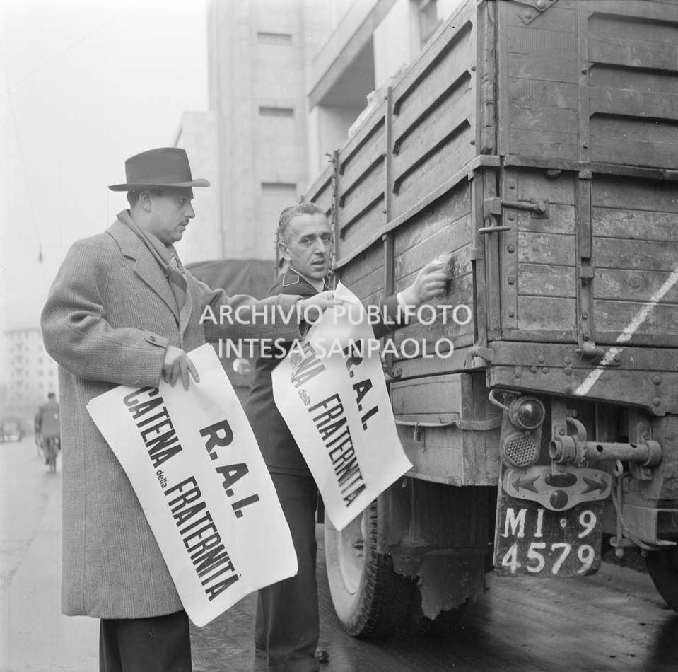 Affissione del cartello "RAI Catena della fraternità" a un autocarro della colonna della trasmissione radiofonica della RAI con la quale si promosse l'appello alla solidarietà agli alluvionati del Polesine,<br>113342