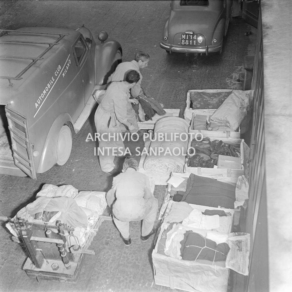 Raccolta aiuti destinati agli alluvionati del Polesine promossa dall'Automobile Club Italiano che si farà carico di trasportarli a destinazione