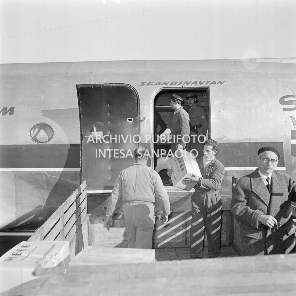 Aereo della Scandinavian Airlines System (SAS) all'aeroporto di Malpensa con gli aiuti inviati dalla Norvegia, agli alluvionati del Polesine<br>113377