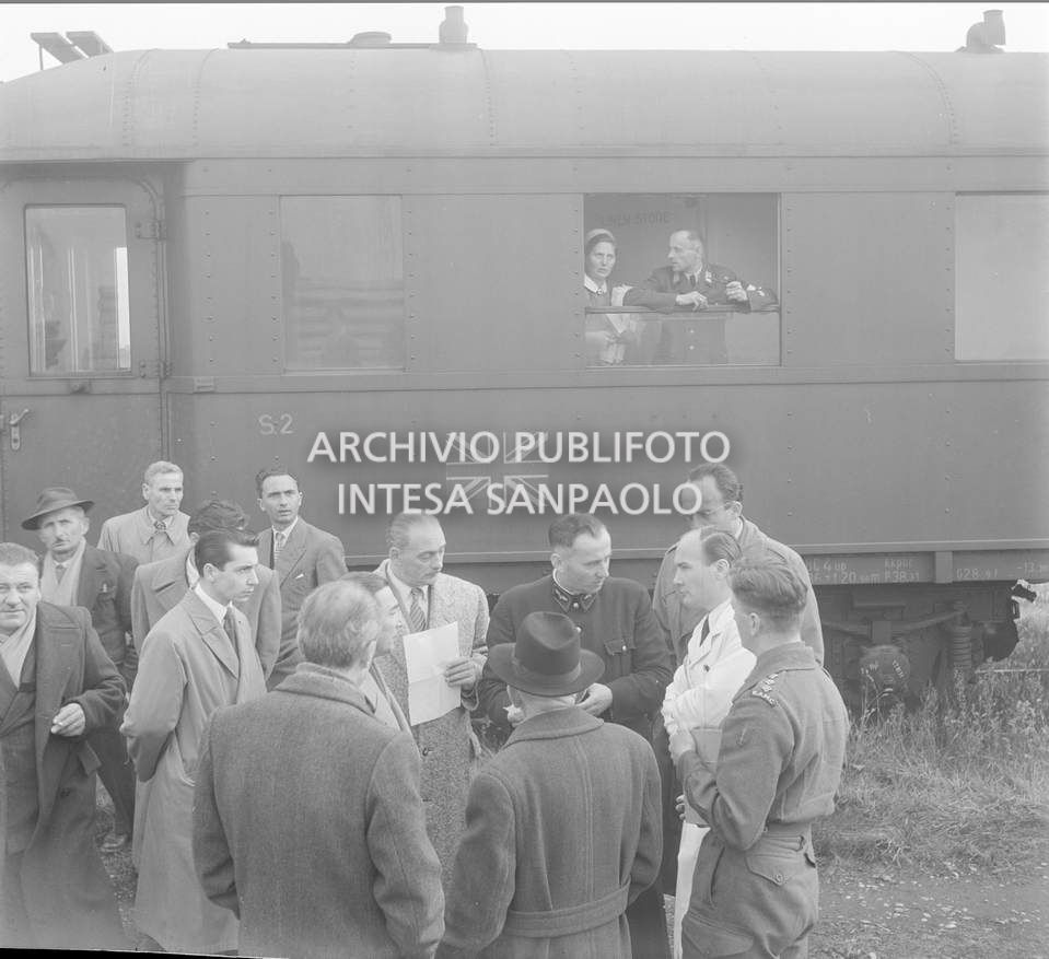 Militari, medici e civili a fianco al treno ospedale, sulla cui fiancata è affissa la bandiera del Regno Unito, inviato in soccorso agli alluvionati del Polesine, a Pontelagoscuro, frazione di Ferrara<br>113897