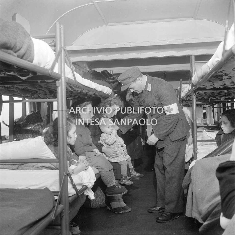 Alluvionati del Polesine accolti su un treno ospedale, a Pontelagoscuro, frazione di Ferrara<br>113898