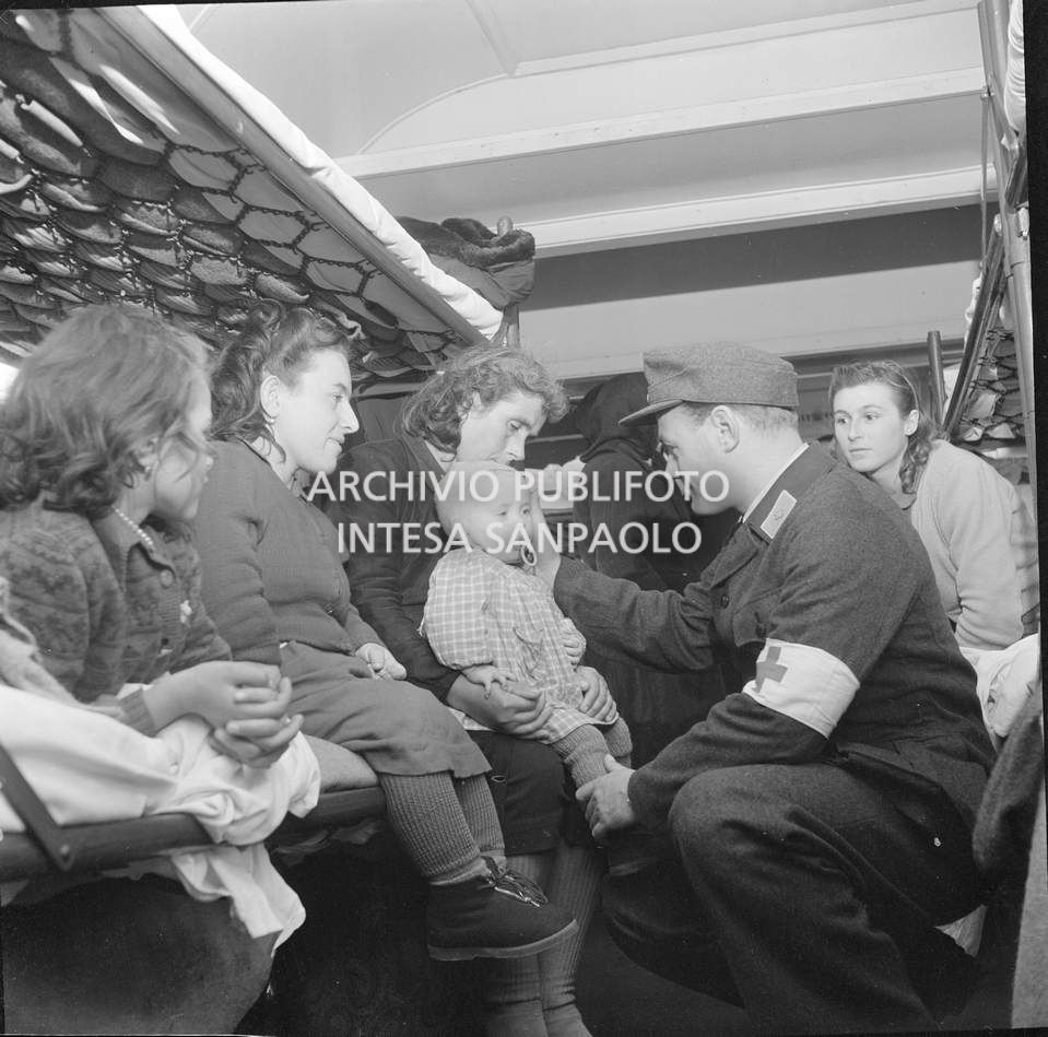 Alluvionati del Polesine accolti su un treno ospedale, a Pontelagoscuro, frazione di Ferrara<br>113899