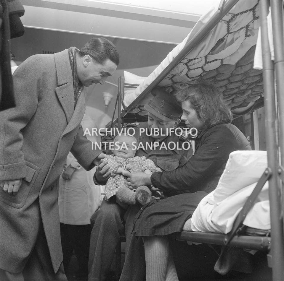 Alluvionati del Polesine accolti su un treno ospedale, a Pontelagoscuro, frazione di Ferrara<br>113901