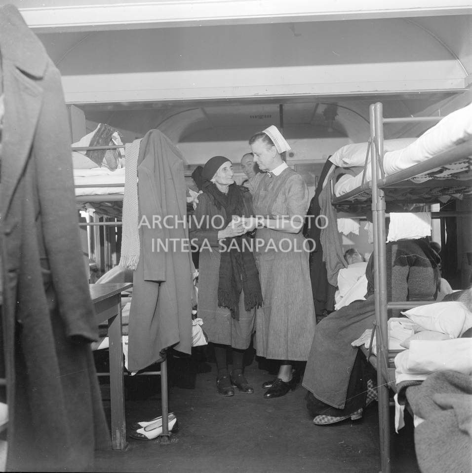 Un'infermiera assiste un'anziana signora, su un treno ospedale inviato in soccorso agli alluvionati del Polesine, a Pontelagoscuro, frazione di Ferrara<br>113908