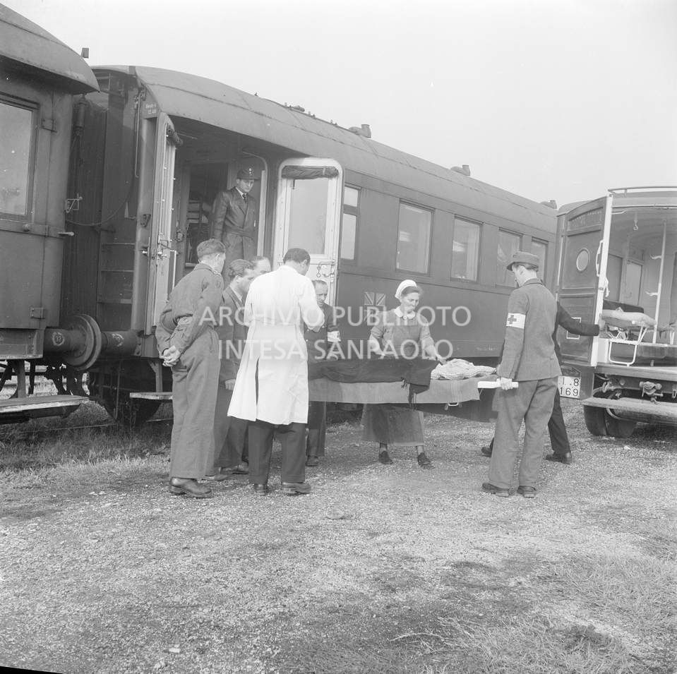 Trasferimento di un alluvionato del Polesine da un'ambulanza dell'Esercito Italiano a un treno ospedale, inviato in soccorso agli alluvionati del Polesine, a Pontelagoscuro, frazione di Ferrara.<br>113916
