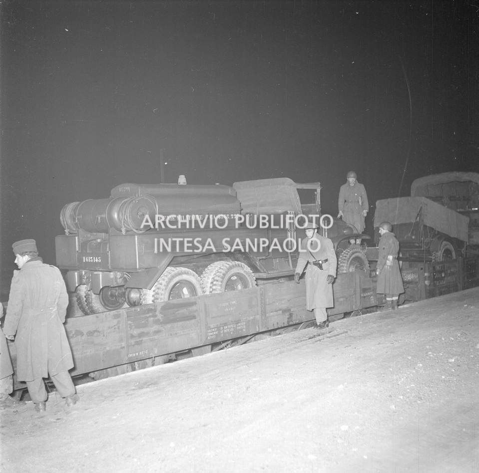 Mezzo del Genio militare francese su di un carro merci al suo arrivo a Monselice per prestare soccorso dopo l'alluvione del Polesine<br>113942