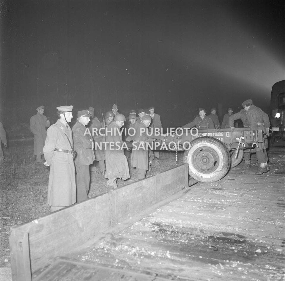 Mezzo del Genio militare francese viene scaricato da un carro merci, a Monselice, per prestare soccorso dopo l'alluvione del Polesine<br>113943