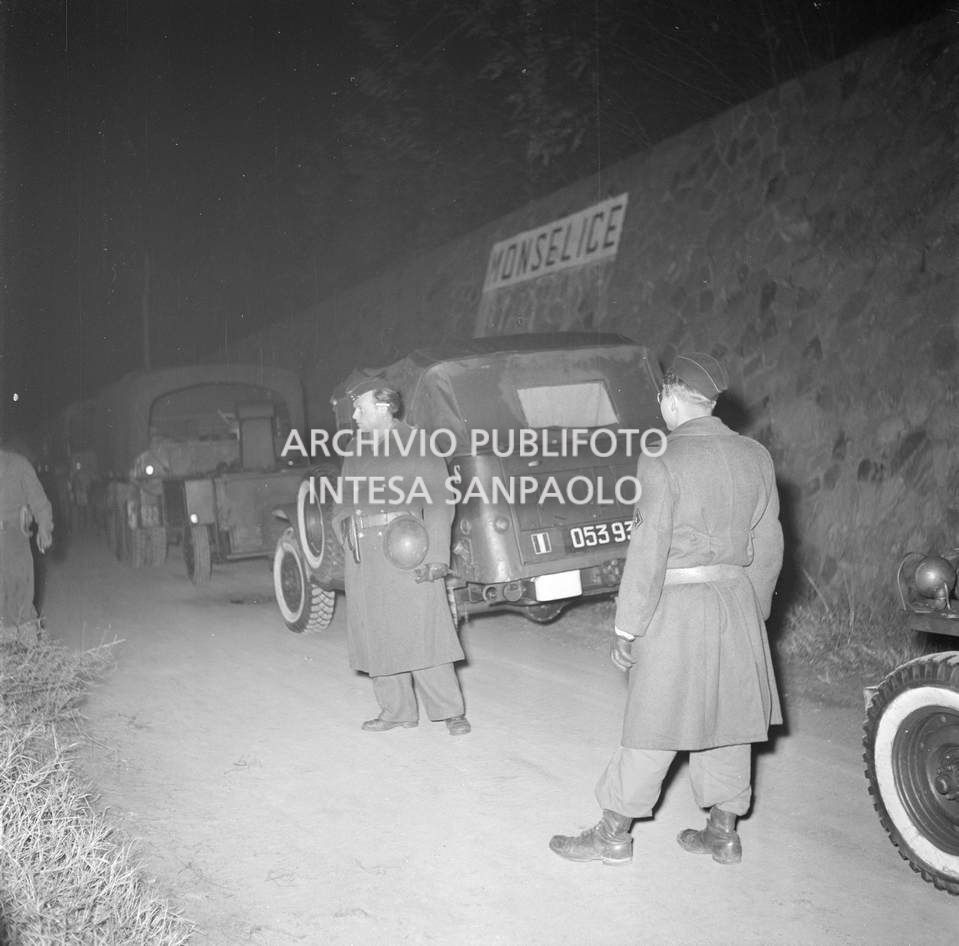 Mezzi del Genio militare francese, a Monselice, inviati per prestare soccorso dopo l'alluvione del Polesine<br>113947