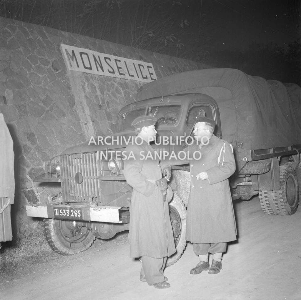 Mezzi del Genio militare francese, a Monselice, inviati per prestare soccorso dopo l'alluvione del Polesine<br>113950