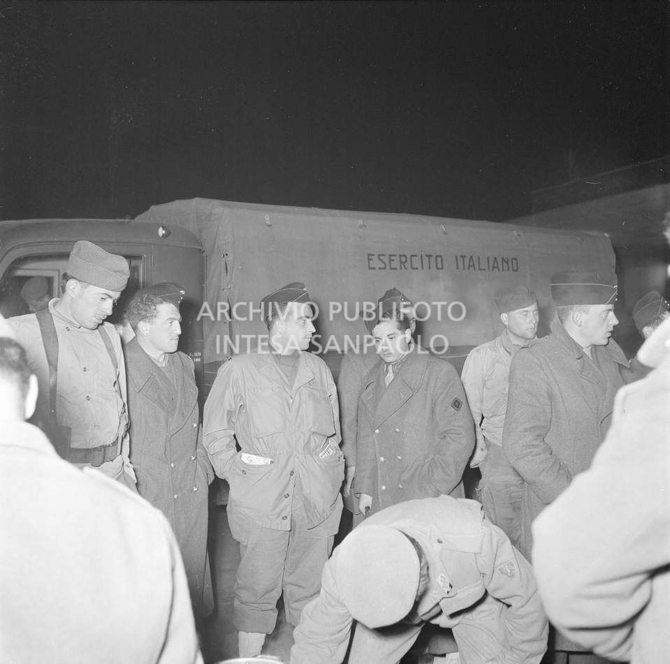 Militari del Genio francese, a Monselice, inviati per prestare soccorso dopo l'alluvione del Polesine. Alle loro spalle un mezzo dell'Esercito Italiano<br>113956