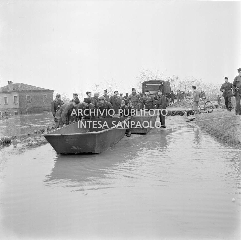 Militari del Genio francese impegnati in un'operazione nei pressi di Rovigo alluvionata<br>113957