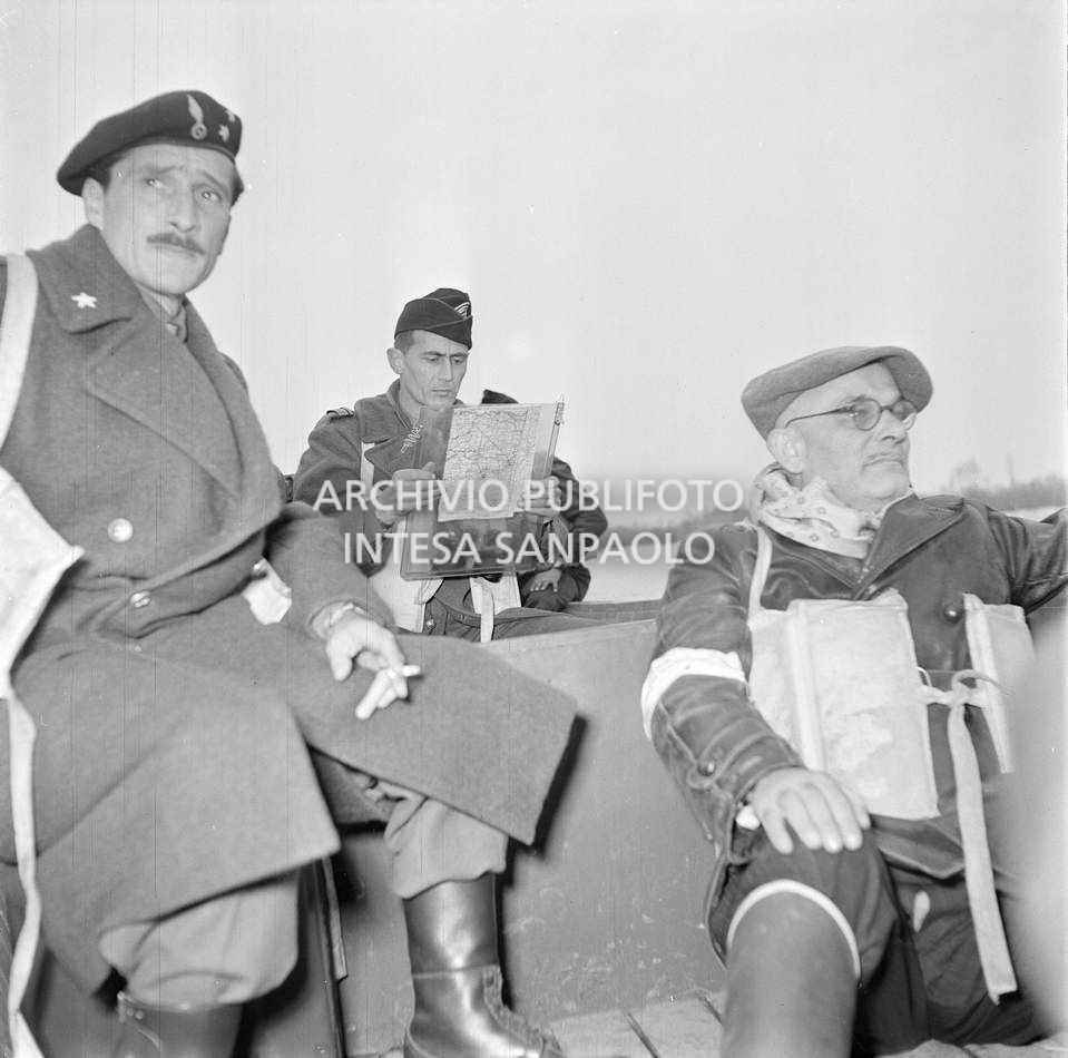 Militari del Genio francese, a bordo di un mezzo durante un'operazione nei pressi di Rovigo alluvionata; uno di loro consulta una mappa<br>113960