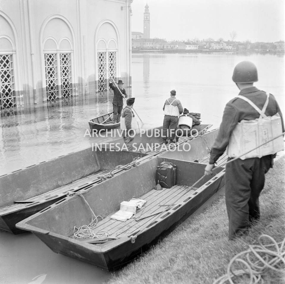 Militari del Genio francese, durante un'operazione nei pressi di Rovigo alluvionata<br>113967