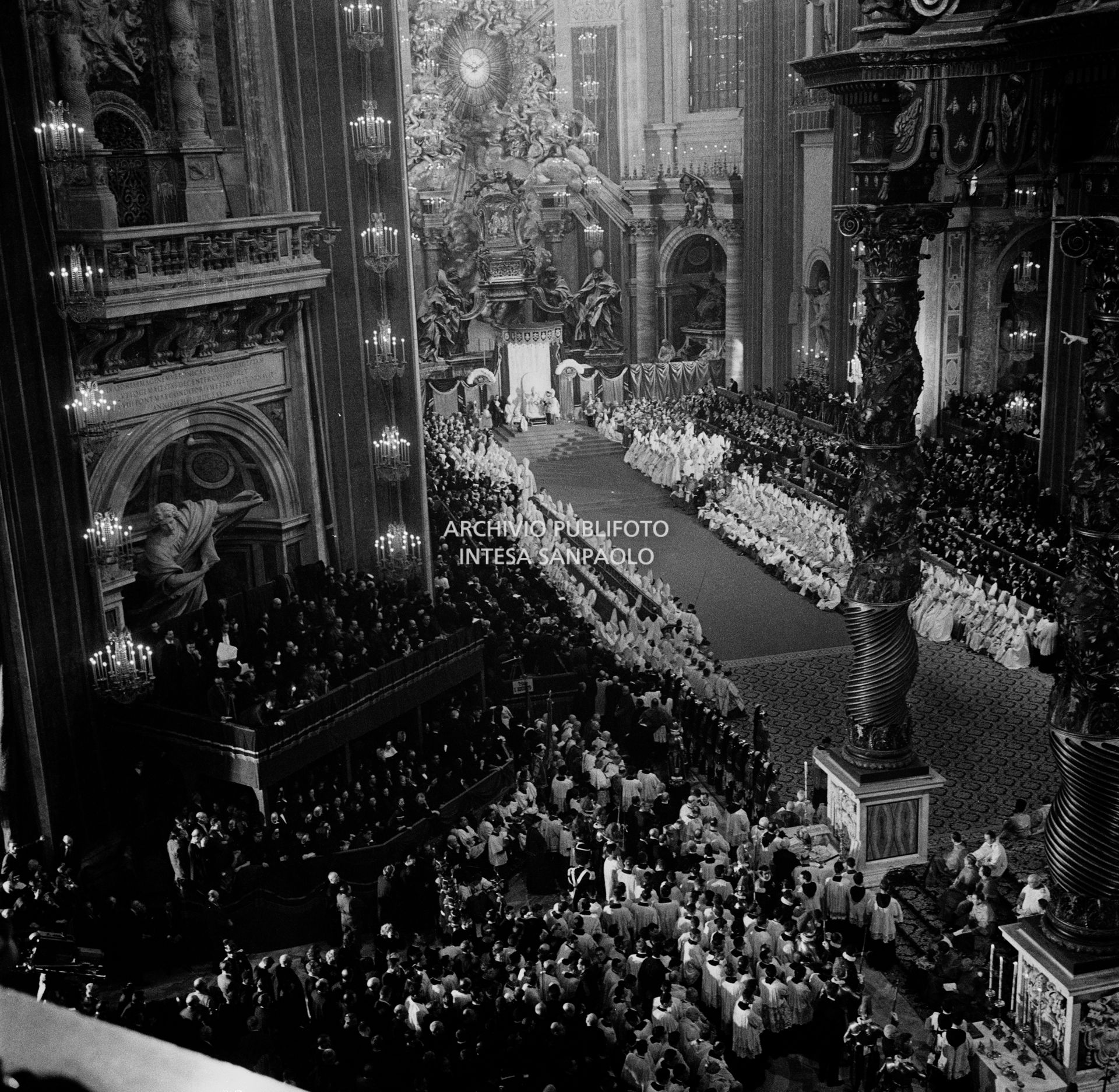 Città del Vaticano, basilica di San Pietro gremita per la proclamazione del nuovo papa Giovanni XXIII