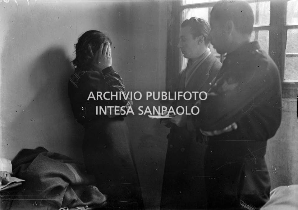 Caterina Fort si copre il viso con la mano durante la visita di alcuni giornalisti al carcere di San Vittore, a Milano, dove è detenuta