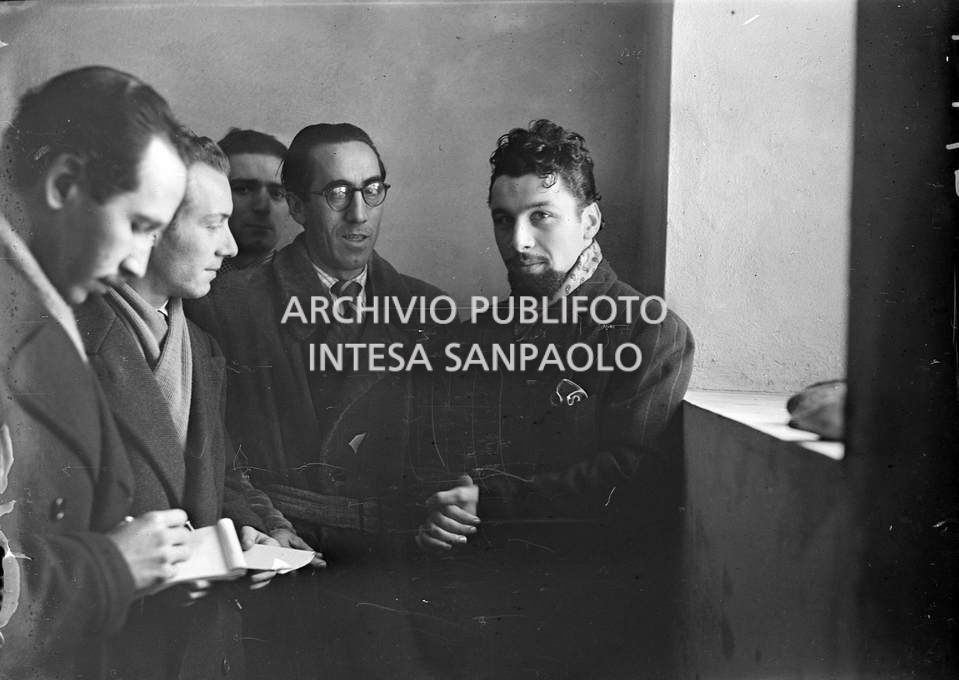 Il bandito Ezio Barbieri (a destra) ritratto durante la visita di alcuni giornalisti al carcere di San Vittore, a Milano, dove è detenuto