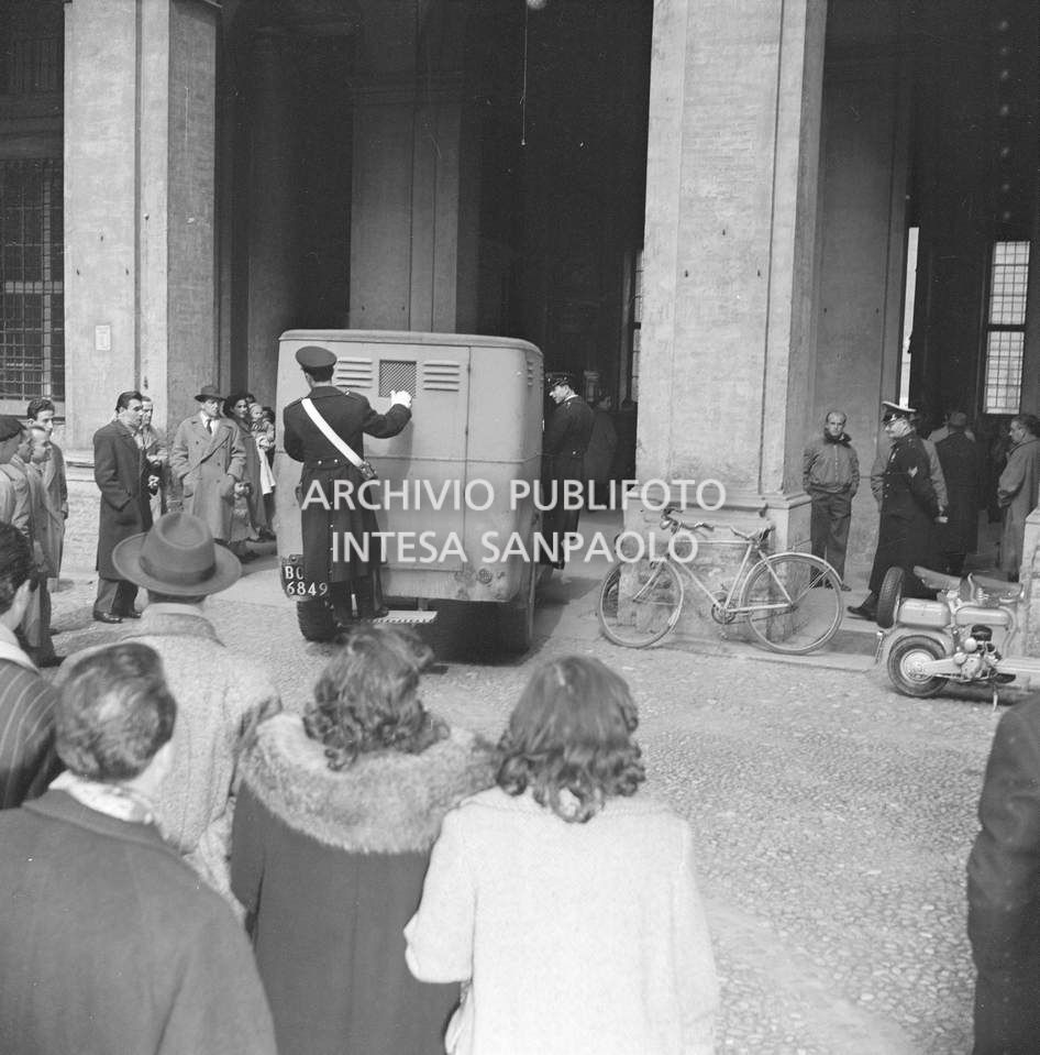 Arrivo del cellulare che trasporta Caterina Fort al processo che la vede imputata in Corte d'Assise a Bologna