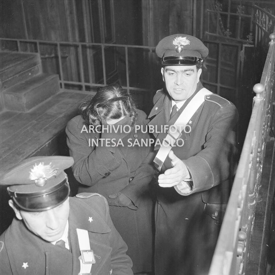 Caterina Fort, scortata dai carabinieri, al processo che la vede imputata, in Corte d'Assise a Bologna