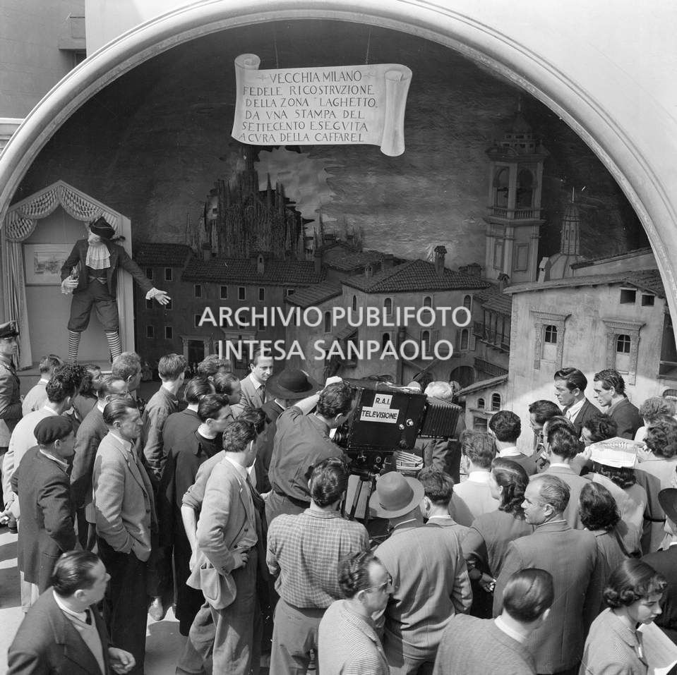Visitatori ammirano la ricostruzione della vecchia zona del Laghetto di Milano curata dalla Società Caffarel e esposta vicino al chiosco di degustazione e vendita dell'azienda alla Fiera Campionaria del 1952
