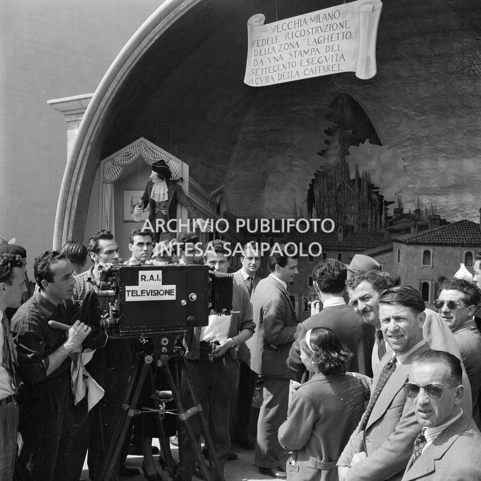 Cinepresa RAI riprende la ricostruzione della vecchia zona del Laghetto di Milano curata dalla Società Caffarel e esposta vicino al chiosco di degustazione e vendita dell'azienda alla Fiera Campionaria del 1952