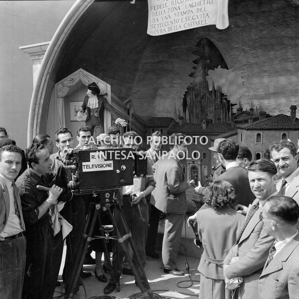 Cinepresa RAI riprende la ricostruzione della vecchia zona del Laghetto di Milano curata dalla Società Caffarel e esposta vicino al chiosco di degustazione e vendita dell'azienda alla Fiera Campionaria del 1952