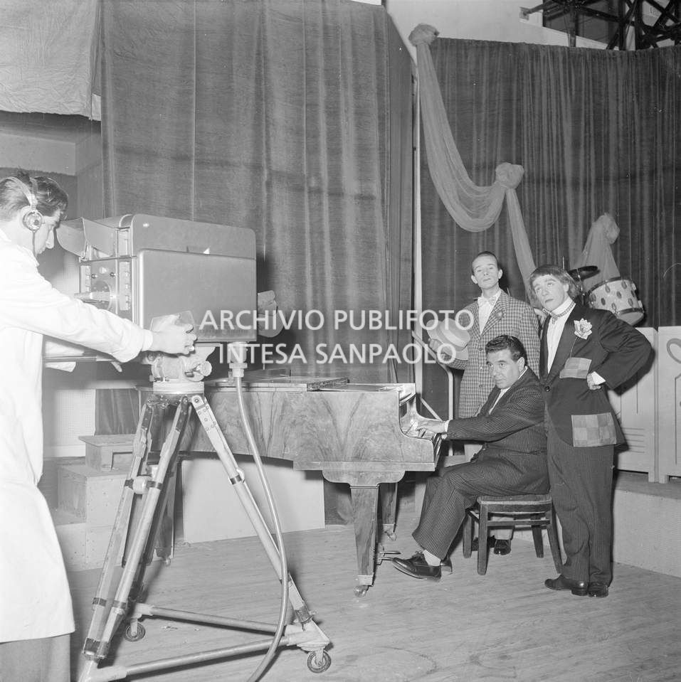 Riprese RAI della rivista Il club dei sogni proibiti alla Fiera Campionaria di Milano del 1952