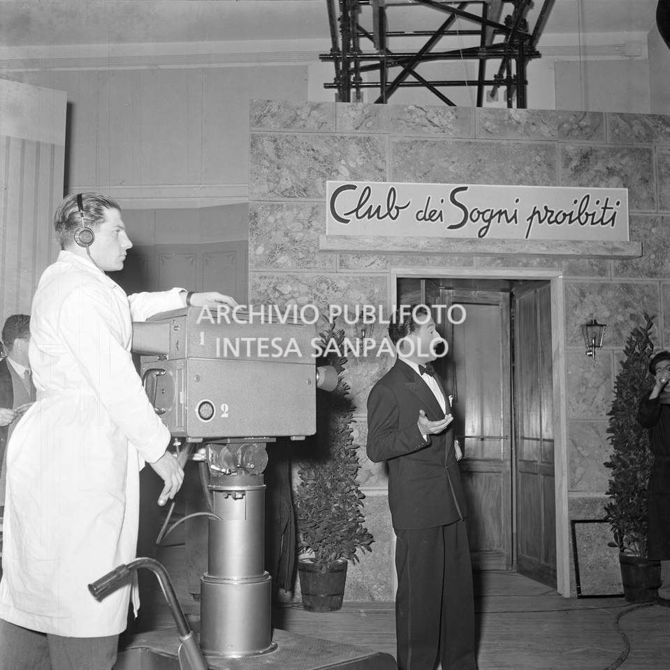 Riprese RAI della rivista Il club dei sogni proibiti alla Fiera Campionaria di Milano del 1952