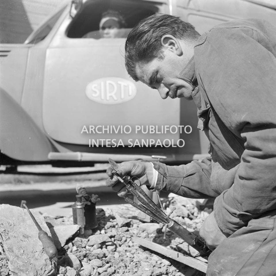 Operaio della SIRTI (Società Italiana Reti Telefoniche Interurbane) posa cavi nei pressi di Recco