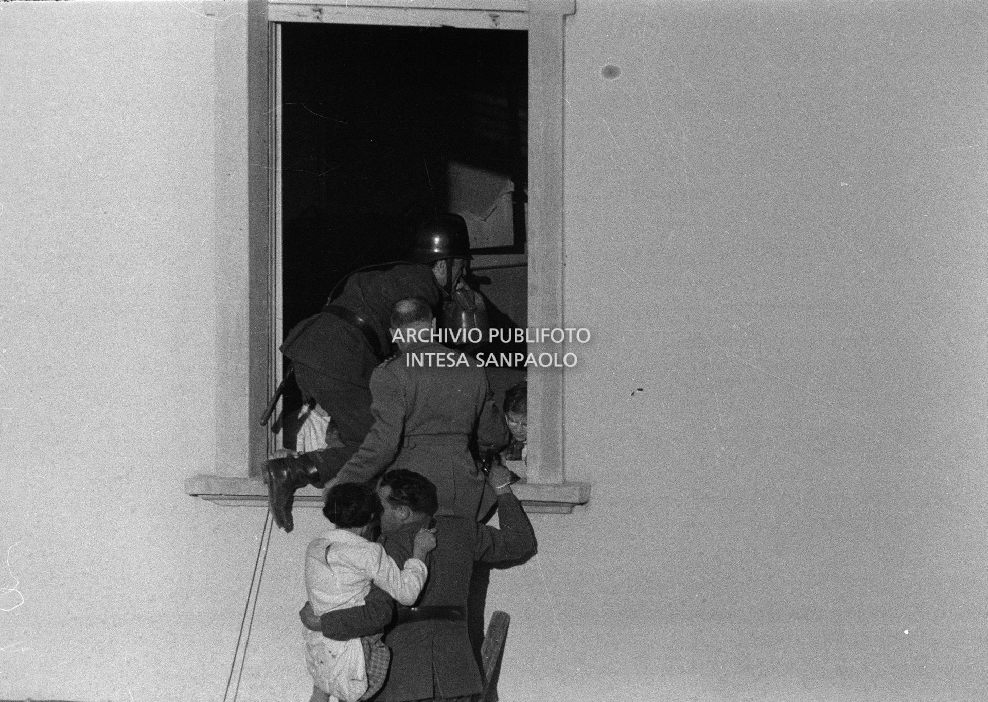 Operazioni di salvataggio dei bambini della scuola elementare di Terrazzano, frazione di Rho in provincia di Milano, sequestrati dai due fratelli Santato