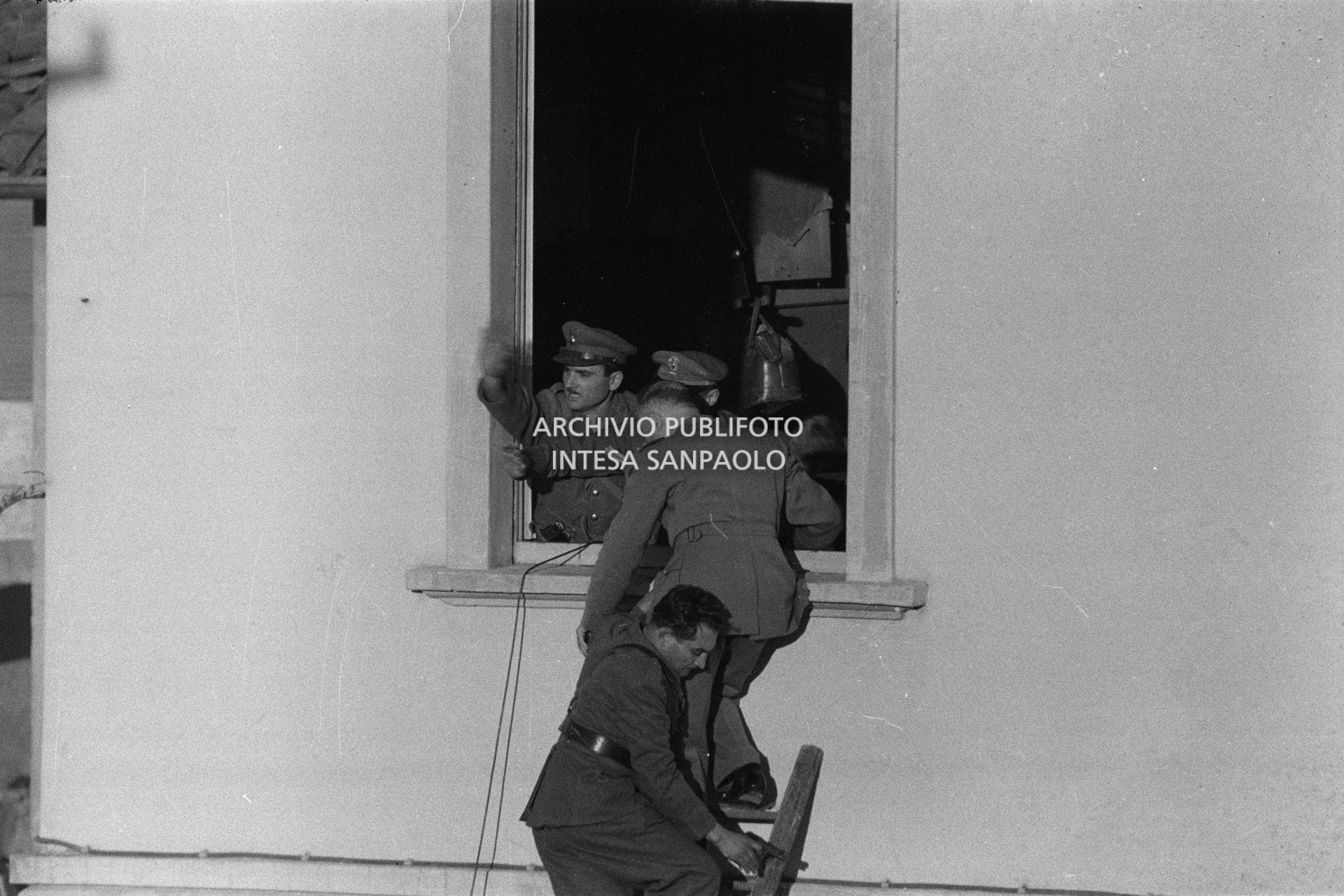 Operazioni di salvataggio, presso la scuola elementare di Terrazzano, frazione di Rho in provincia di Milano, degli alunni e delle maestre sequestrati dai due fratelli Santato