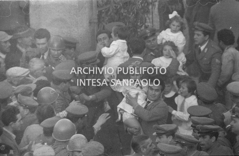 Sequestro di Terrazzano: bambine, in braccio ai carabinieri, portate in salvo tra la folla