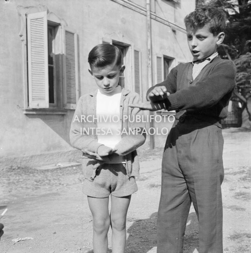 Due bambini mimano il modo in cui erano stati legati durante le terribili ore del sequestro degli alunni e delle maestre della scuola elementare di Terrazzano, frazione di Rho in provincia di Milano, da parte dei fratelli Santato