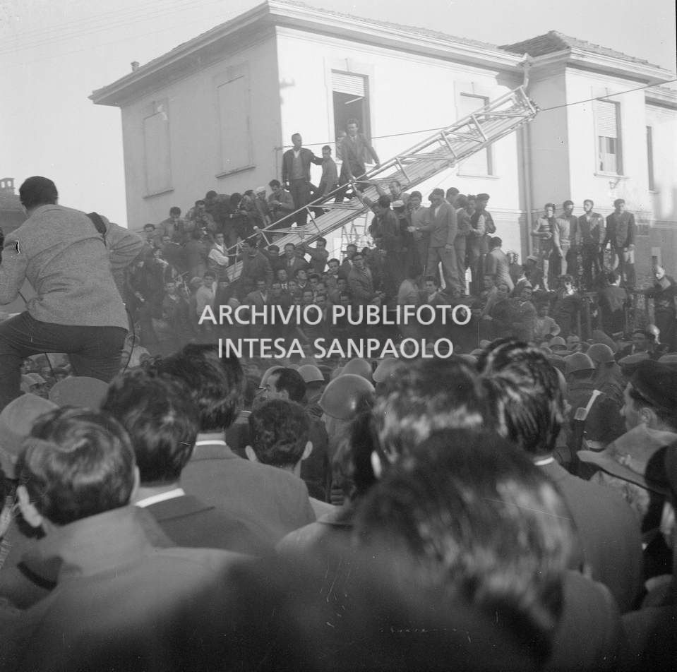 Folla accorsa fuori dalla scuola elementare di Terrazzano, frazione di Rho in provincia di Milano, dove i fratelli Santato hanno sequestrato gli alunni e le maestre, alla fine delle operazioni di salvataggio