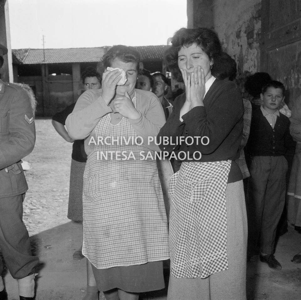 La disperazione di due donne durante le terribili ore del sequestro dei bambini e delle maestre della scuola elementare di Terrazzano, frazione di Rho in provincia di Milano, da parte dei fratelli Santato