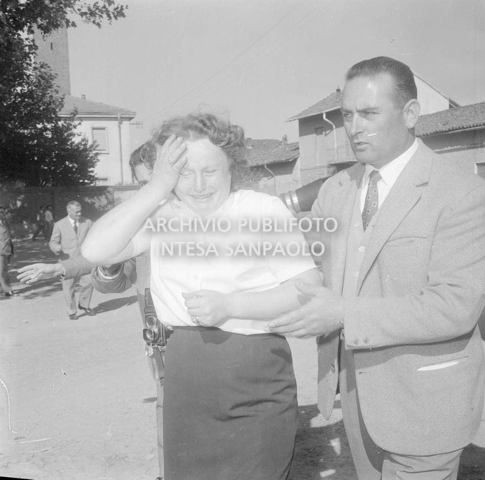 La disperazione di una donna durante le terribili ore del sequestro degli alunni e delle maestre della scuola elementare di Terrazzano, frazione di Rho in provincia di Milano, da parte dei fratelli Santato