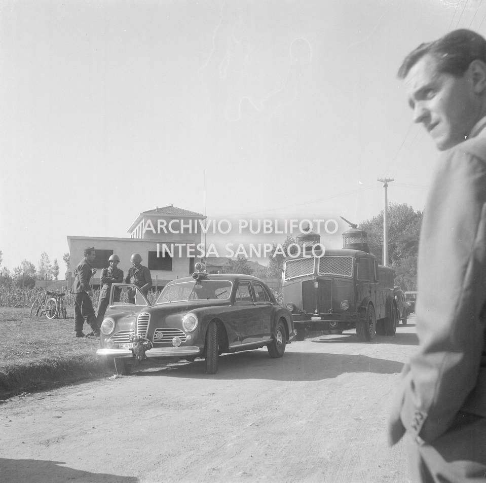 Mezzi delle forze dell'ordine nei pressi della scuola elementare di Terrazzano, frazione di Rho in provincia di Milano, dove i fratelli Santato hanno sequestrato gli alunni e le maestre