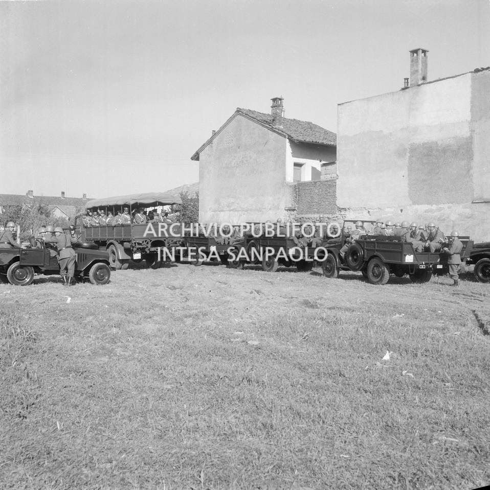 Forze dell'ordine nei pressi della scuola elementare di Terrazzano, frazione di Rho in provincia di Milano, dove i fratelli Santato hanno sequestrato gli alunni e le maestre