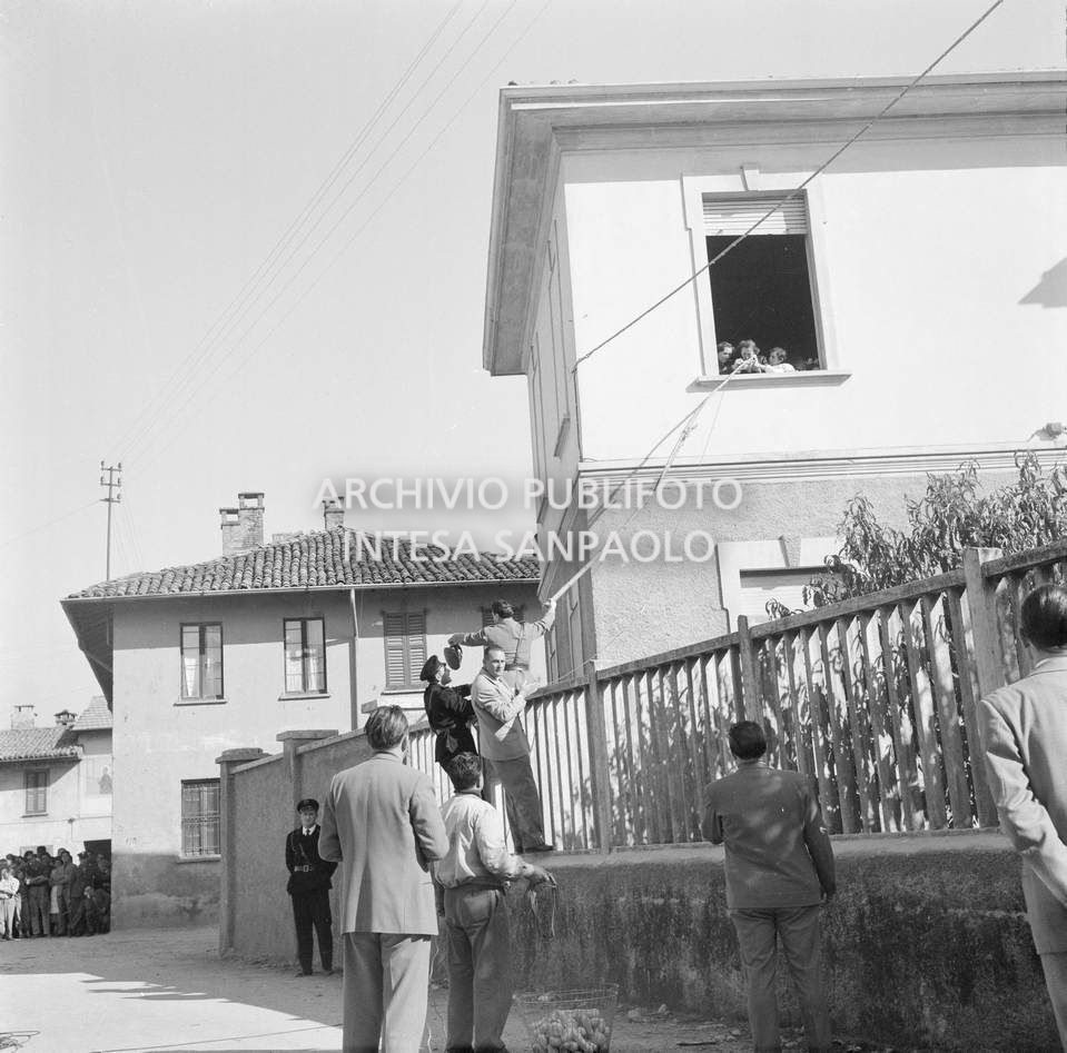 Il momento in cui viene fornito, ai sequestratori degli alunni e delle maestre della scuola elementare di Terrazzano, frazione di Rho in provincia di Milano, il microfono richiesto