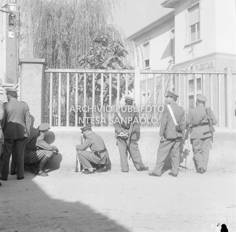 Gli uomini delle forze dell'ordine appostati nei pressi della scuola elementare di Terrazzano, frazione di Rho in provincia di Milano, dove i fratelli Santato hanno sequestrato gli alunni e le maestre