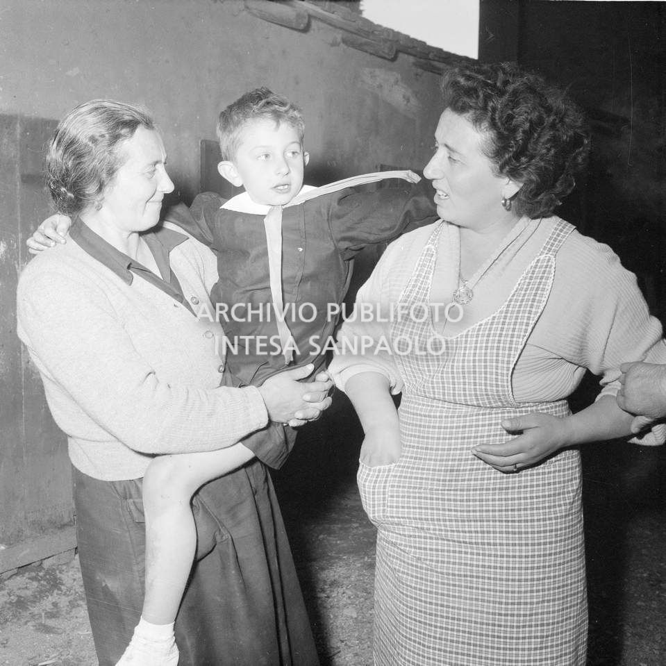 Un bambino, reduce dal sequestro degli alunni e delle maestre della scuola elementare di Terrazzano, frazione di Rho in provincia di Milano, da parte dei fratelli Santato, fra le braccia di una donna