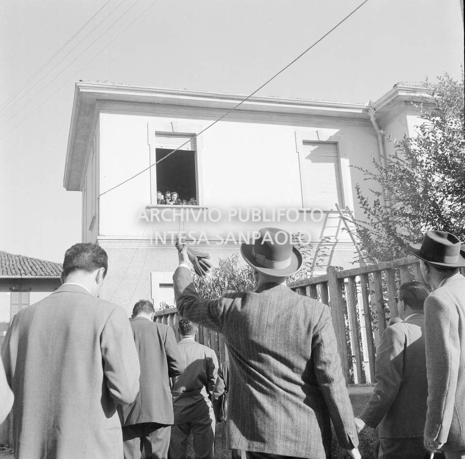 Un gruppo di uomini all'esterno della scuola elementare di Terrazzano, frazione di Rho in provincia di Milano, dove i fratelli Santato hanno sequestrato gli alunni e le maestre, cerca di interloquire con i sequestratori