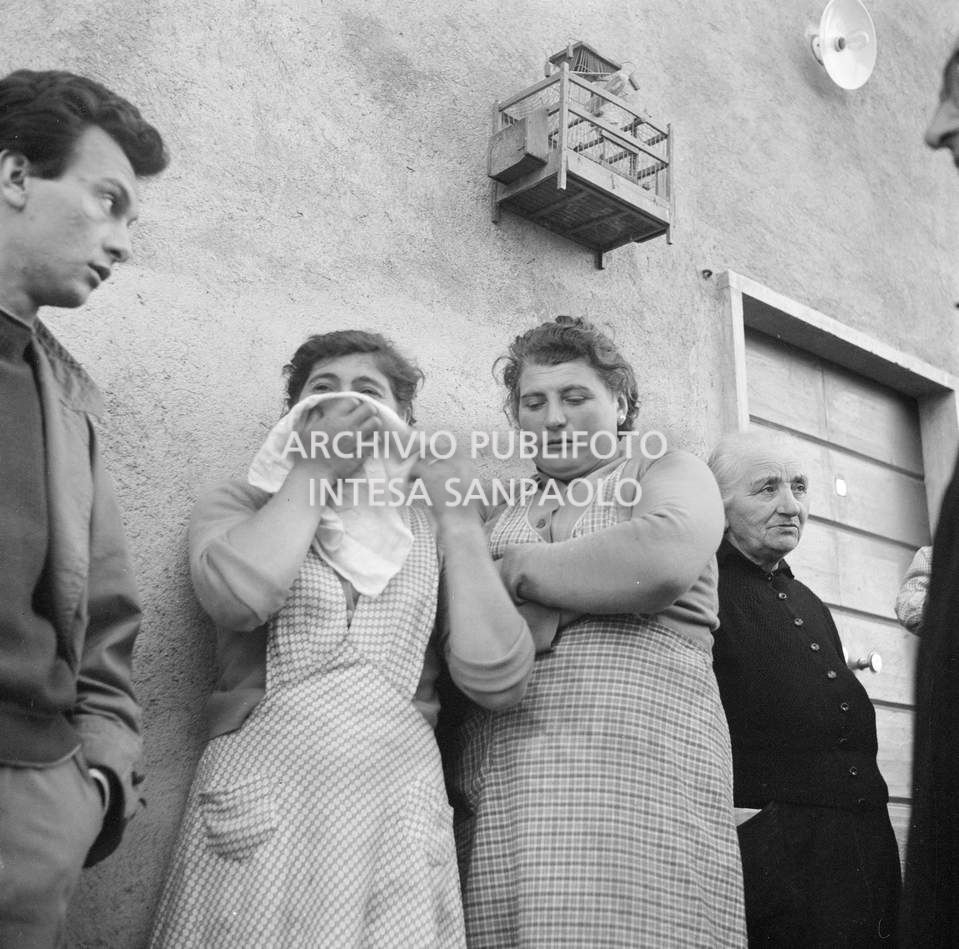 La disperazione di una donna durante le terribili ore del sequestro degli alunni e delle maestre della scuola elementare di Terrazzano, frazione di Rho in provincia di Milano, da parte dei fratelli Santato